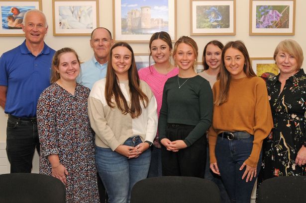 Phil Stewart, left, and Jane Flanagan, right, of Dumfries and Galloway Citizens Advice Service, with visiting Professor Dennis Duncan,
Assistant Professor Victoria Ayres and students from Tennessee Tech near Nashville, USA