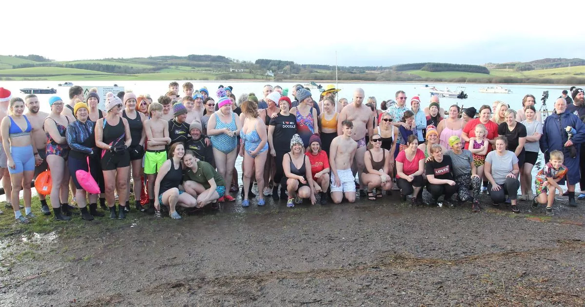 More than 100 people kick off 2024 with New Year's Day Dee Dip