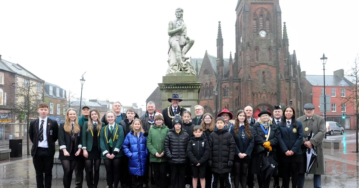 Dumfries residents brave the rain to pay tribute to Robert Burns